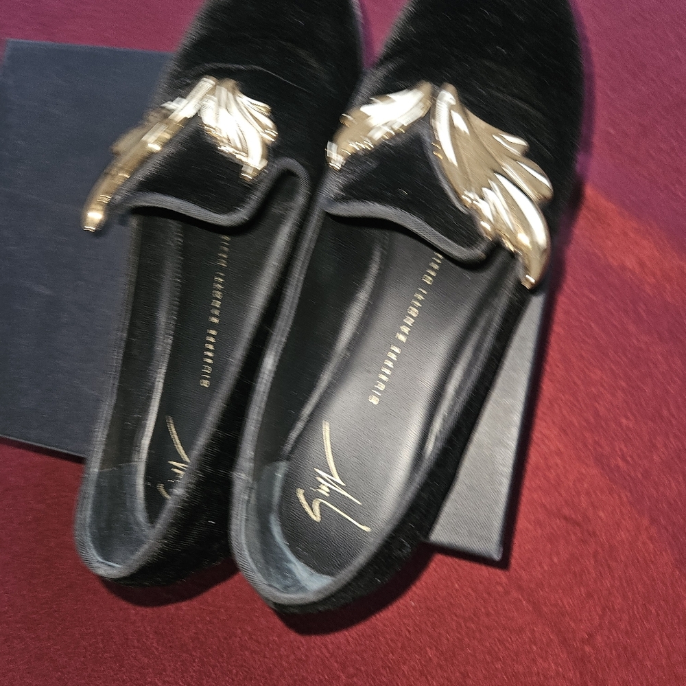 Chic Black Loafers with Gold Detailing - Picture 4 of 10